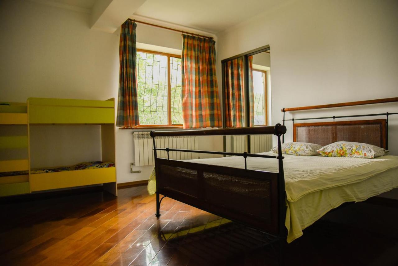 "European" Backpackers Hostel In Алматы Экстерьер фото